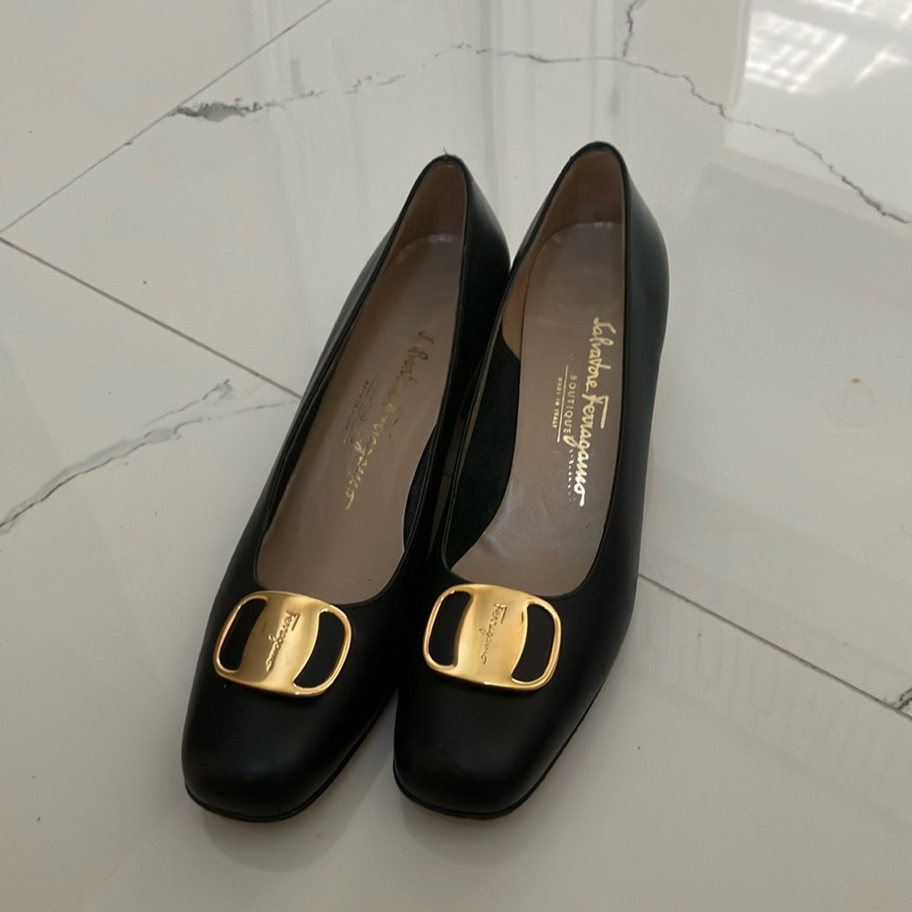 Salvatore Ferragamo size 9 black block heel shoes